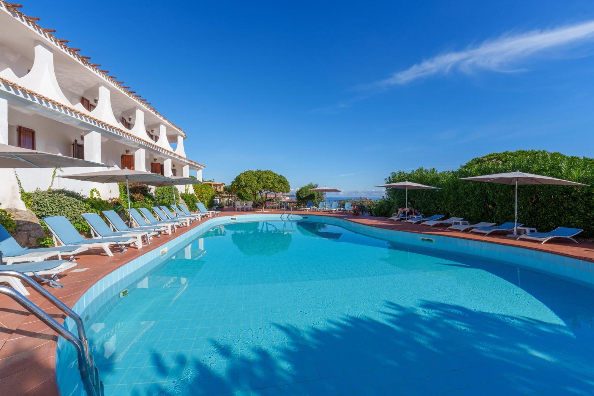 Hotel Punta Est บายาซาร์ดิเนีย ภายนอก รูปภาพ